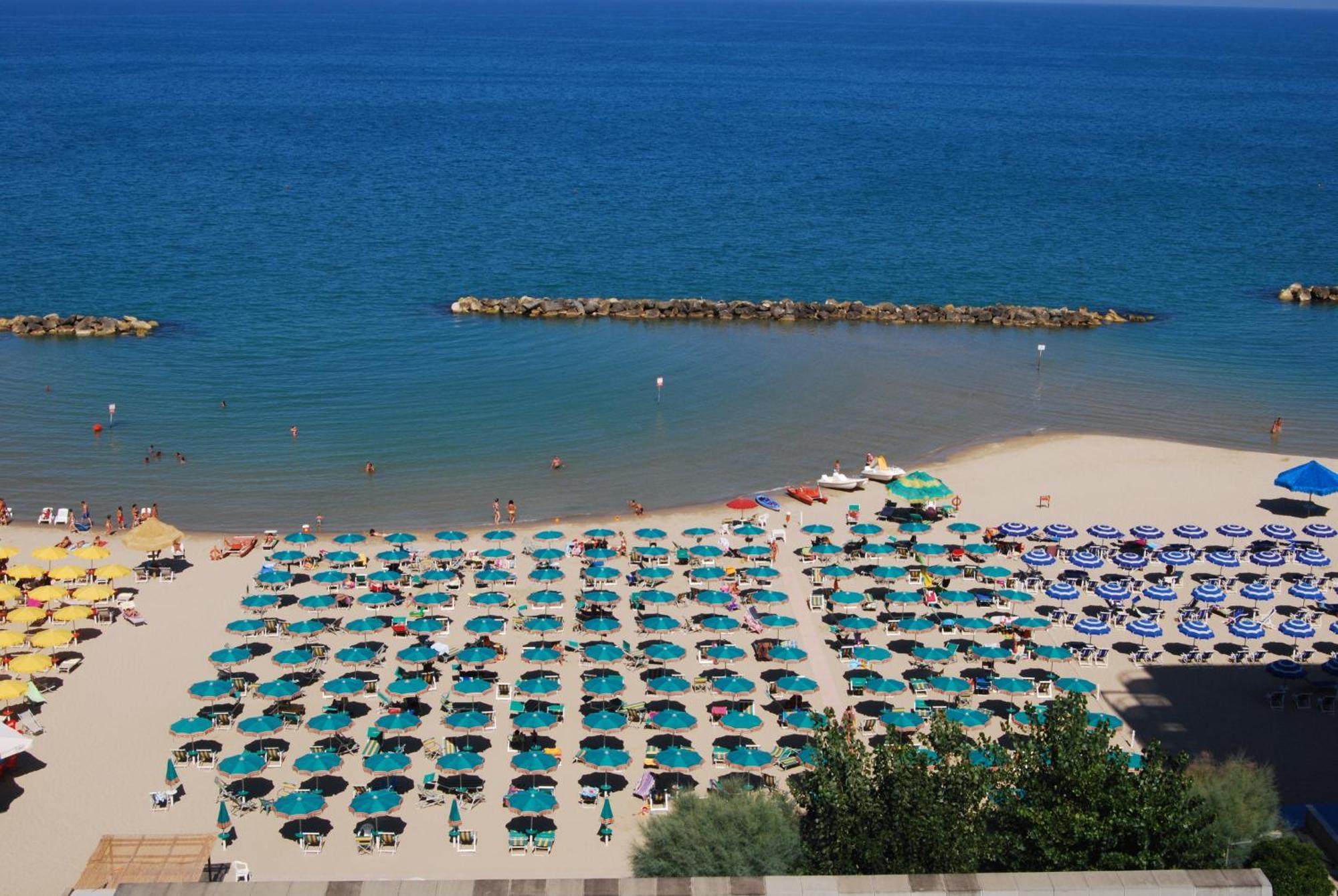 Grand Hotel Adriatico Montesilvano Marina Exterior foto