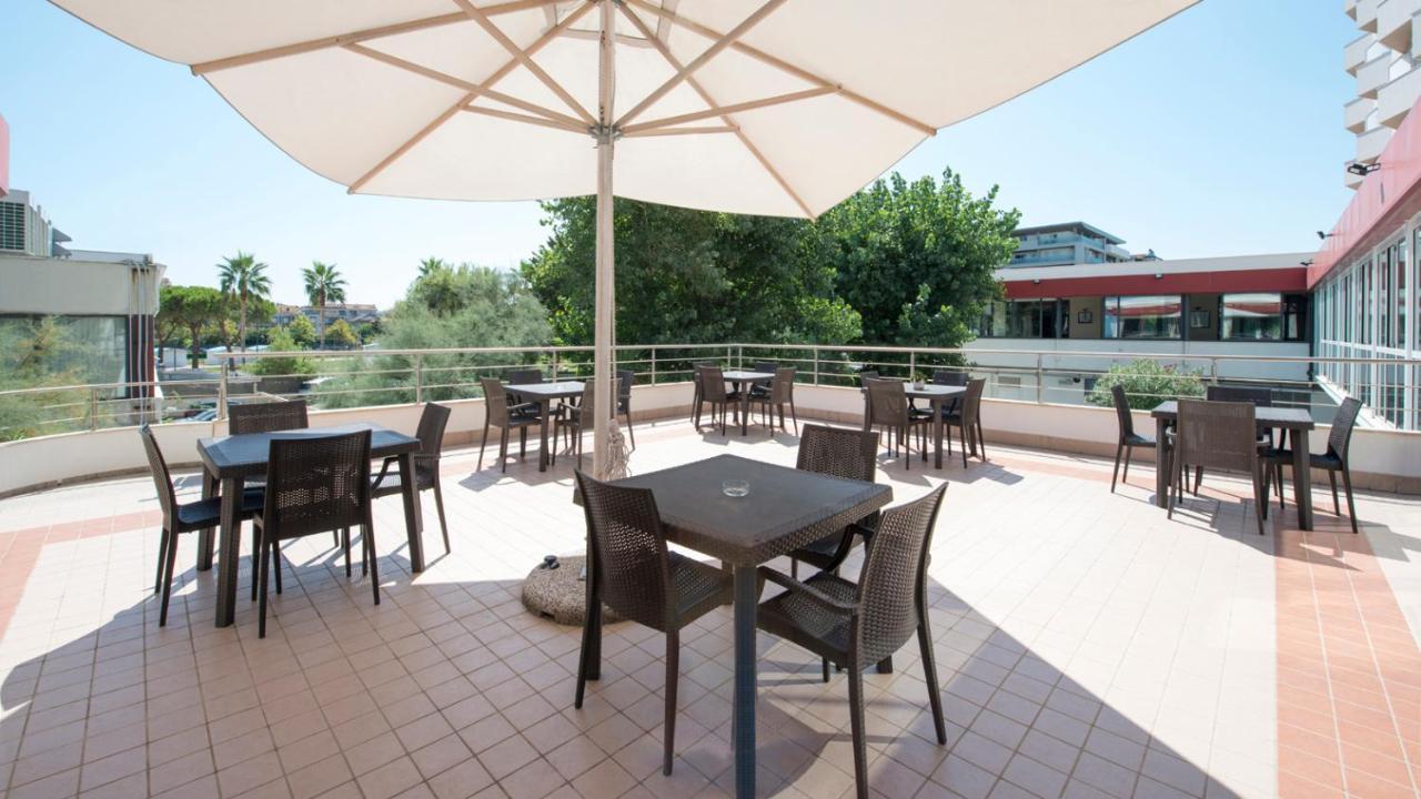 Grand Hotel Adriatico Montesilvano Marina Exterior foto